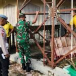 TNI-Polri dan Aparatur Kecamatan Gotong Royong Bersihkan Pekarangan Masjid Al Akbar