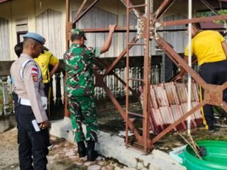 TNI-Polri dan Aparatur Kecamatan Gotong Royong Bersihkan Pekarangan Masjid Al Akbar