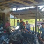 Perkuat Silaturahmi, Babinsa Koramil 1203-08/Pulau Maya Laksanakan Komsos di Bengkel Warga
