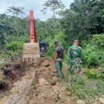 Gotong Royong TNI dan Masyarakat Bangun Infrastruktur