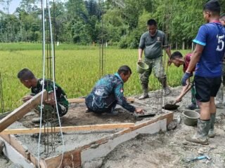 Satgas TMMD Jajaran Korem 012/TU Lakukan Pengecoran Pondasi Titik Kelima Air Bersih