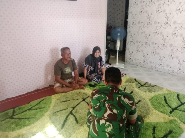 Pererat Silaturahmi, Babinsa Sertu Mahrief Laksanakan Komsos dan Imbau Kewaspadaan Cuaca di Kelurahan Mulia Baru