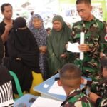 Prajurit Yonif TP 826/BTB Bantu Proses Pendaftaran dan Pemeriksaan Warga