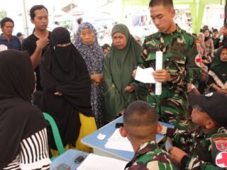 Prajurit Yonif TP 826/BTB Bantu Proses Pendaftaran dan Pemeriksaan Warga