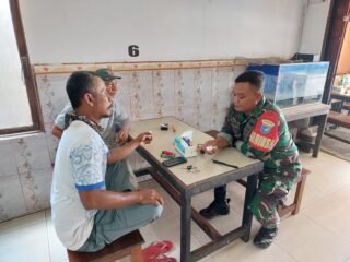 Perkuat Sinergitas di Desa Binaan, Babinsa Koramil 1203-15/Teluk Batang Laksanakan Komsos di Sungai Paduan