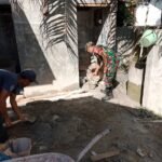 Babinsa Bantu Perbaiki Kamar Mandi SD di Darul Hikmah, Wujud Kepedulian TNI untuk Dunia Pendidikan