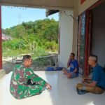 Pererat Silaturahmi, Babinsa Koramil 1203-11/Simpang Hilir Perkuat Komsos di Desa Pulau Kumbang Demi Kondusifitas Wilayah