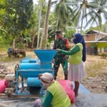 Gotong Royong di Tapa Daa: Babinsa dan Masyarakat Bersatu Giling Hasil Bumi