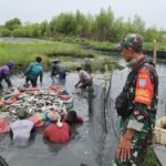 Optimalkan Potensi Wilayah, Babinsa Koramil 1203-03/Kendawangan Dampingi Warga Panen Ikan di Desa Natai Kuini
