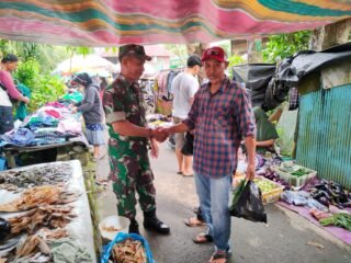 Komsos Babinsa Anjir Pasar: Wujud Kepedulian TNI terhadap Ketersediaan Bahan Pokok Masyarakat
