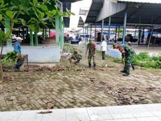 Cegah Banjir dan Wabah Penyakit, Koramil 1005-03 Laksanakan Karya Bakti di Pasar Sungai Gampa