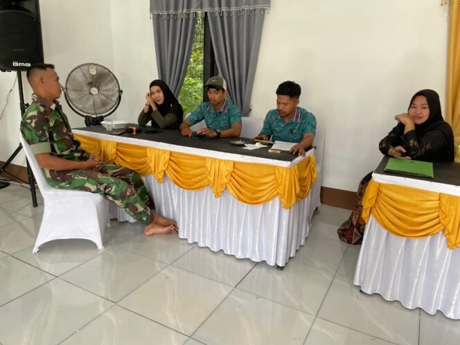 
Pererat Silaturahmi, Sertu Candra Dani Satiara Laksanakan Komsos dan Imbau Kewaspadaan Cuaca di Desa Binaannya