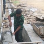 Loreng Berbalut Semen, Satgas TMMD 127 Perkuat Saluran Air Demi Cegah Banjir