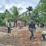 Gotong Royong Tanpa Henti, Satgas TMMD 127 Ratakan Jalan Jembatan Sambuli