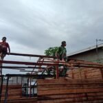 Satgas TMMD 127 Kebutan Pemasangan Atap Rumah di Petoaha