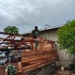 Satgas TMMD 127 Kebutan Pemasangan Atap Rumah di Petoaha