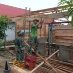 Gotong Royong Tanpa Henti, Satgas TMMD dan Warga Pasang Gorden Rumah RTLH