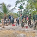 Gotong Royong di Sambuli, Satgas TMMD 127 dan Warga Perkuat Pagar Jembatan