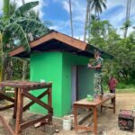 Progres 74 Persen, TMMD 127 Kodim 1804/Kaimana Lanjutkan Pengecetan List MCK di Samping Gereja Oraid Labora