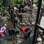 TMMD 127 Kodim 1804/Kaimana Perkuat Pinggiran Jembatan Marsi, Libatkan TNI dan Warga