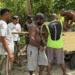 Percepat Pembangunan Sumur, Satgas TMMD 127 Kodim 1804/Kaimana Libatkan Warga Angkut Material