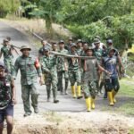Kebersamaan TNI dan Warga Warnai Pemindahan Balok Jembatan TMMD 127 di Kmp Marsi
