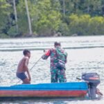 Satgas TMMD 127 Kodim 1804/Kaimana: Aksi Heroik Anak Kampung Sisir Bantu Babinsa Lepaskan Jangkar Tersangkut