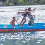 Semangat TMMD 127 Kodim 1804/Kaimana: Anak Kampung Sisir Tunjukkan Kepedulian Bantu Babinsa