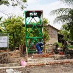 Menembus Langit Harapan! Tiang Tower Sumur Bor Ibu Rumiani Mulai Menjulang