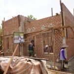 Dinding Harapan Mulai Tegak! Rumah Bapak Ngadino Bangkit dengan Semangat Baru