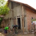 Sentuhan Terakhir Penuh Kebanggaan! Dinding Depan Rumah Ibu Siti Hamdiah Dipoles dengan Semangat Juang