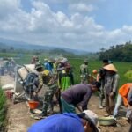 Di Bawah Terik dan Lapar, Beton Itu Dicor dengan Iman dan Kehormatan!