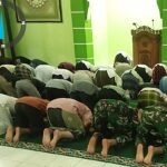 Satgas TMMD 127 Shalat Tarawih Bersama Warga di Masjid Baitul Rahim