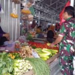 Jaga Stabilitas Pangan, Babinsa Koramil 1420-04/Watang Pulu Pantau Stok dan Harga Sembako di Pasar Lawawoi