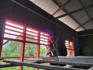 TMMD Ke-127 Kodim 1618/TTU Percepat Penyelesaian Plafon RKB, Pendidikan Perbatasan Makin Nyata