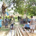 Gotong Royong Kokohkan Pondasi Asa, Satgas TMMD 127 Rakit Tiang RTLH di Sambuli