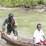 Satgas TMMD 127 Kodim 1804/Kaimana Antar Anak Kampung Marsi Sekolah Lewat Jalur Laut