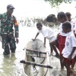 Aksi Kemanusiaan Satgas TMMD 127 Kodim 1804/Kaimana, Bantu Antar Pelajar Menyebrang Laut