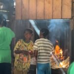 Persit KCK Cabang XL Kodim 1804/Kaimana Siapkan Santap Siang Non Muslim, Dukung Kelancaran TMMD 127 di Kampung Sisir