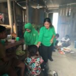 Hangatnya Dapur TMMD 127: Persit Kodim 1804/Kaimana dan Warga Kampung Sisir Masak Bersama