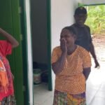 Progres 87 Persen, Satgas TMMD 127 Kodim 1804/Kaimana Bersihkan Halaman Rumah Ibu Evelina