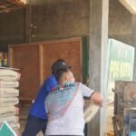 Anggota Satgas TMMD ke-127 Langsir Semen Demi Kelancaran Pembangunan MCK