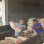 Gotong Royong TNI dan Warga, Material Semen MCK TMMD Diantar Hingga Lokasi