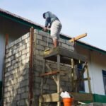 Tangga Kayu Jadi Penopang Progres Pembangunan MCK Gereja Pelita Kasih