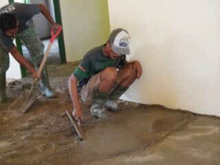 Finishing RTLH Bapak Sumardi, Satgas TMMD Ke-127 Ratakan Plester Lantai