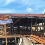 Gotong Royong TNI dan Warga Warnai Pengerjaan Lantai Rumah TMMD 127 di Petoaha