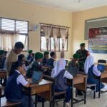 Satgas TMMD 127 Gelar Pelatihan Komputer dan Serahkan Buku di SMP 3 Pulau Rimau
