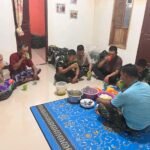 Kedekatan Anggota Satgas TMMD 127 Kian Terjalin Lewat Buka Puasa Bersama di Rumah Bapak Siikun