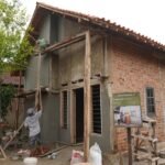 Finishing Menguatkan! Pengacian Dinding Luar Rumah Ibu Siti Hamdiah Dikerjakan