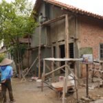 Sentuhan Akhir yang Menggetarkan! Dinding Luar Rumah Ibu Siti Hamdiah Dipoles Penuh Pengabdian